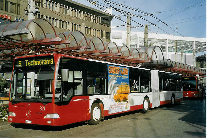 (071'431) - SW Winterthur - Nr. 321/ZH 687'321 - Mercedes am 4. Oktober 2004 beim Hauptbahnhof Winterthur