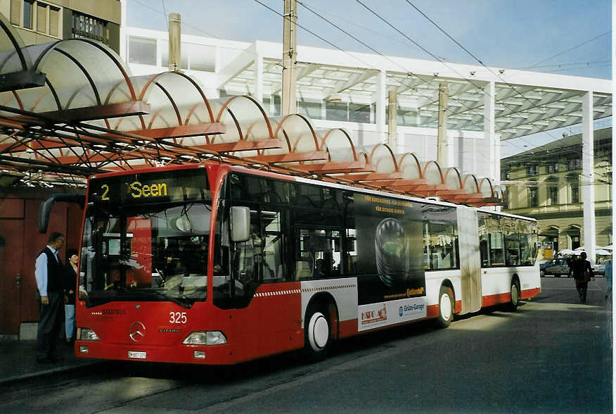 (071'432) - SW Winterthur - Nr. 325/ZH 687'325 - Mercedes am 4. Oktober 2004 beim Hauptbahnhof Winterthur