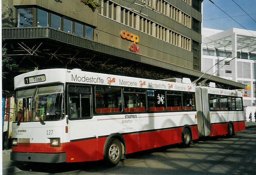 (071'433) - SW Winterthur - Nr. 127 - Saurer/FHS Gelenktrolleybus am 4. Oktober 2004 beim Hauptbahnhof Winterthur