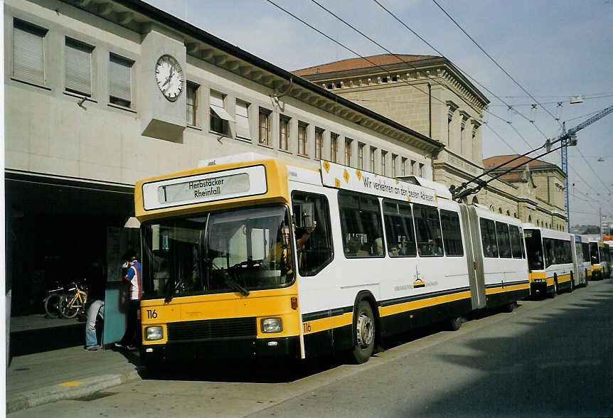 (071'528) - VBSH Schaffhausen - Nr. 116 - NAW/Hess Gelenktrolleybus am 4. Oktober 2004 beim Bahnhof Schaffhausen