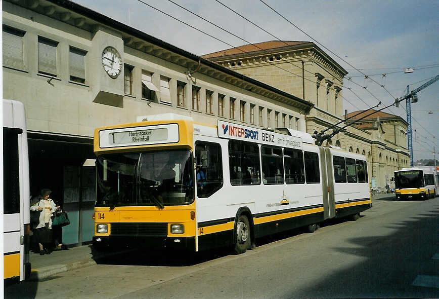 (071'532) - VBSH Schaffhausen - Nr. 114 - NAW/Hess Gelenktrolleybus am 4. Oktober 2004 beim Bahnhof Schaffhausen