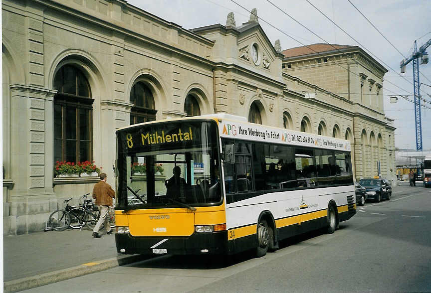 (071'606) - VBSH Schaffhausen - Nr. 34/SH 38'034 - Volvo/Hess am 4. Oktober 2004 beim Bahnhof Schaffhausen