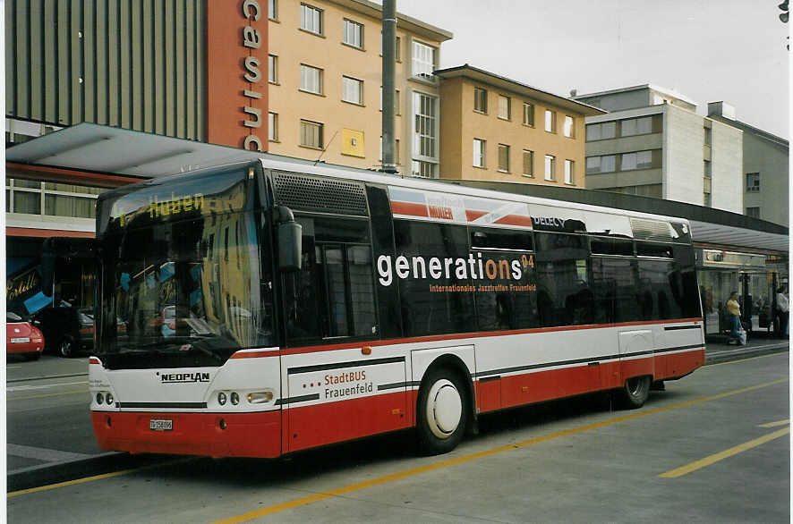 (071'629) - PostAuto Thurgau-Schaffhausen - Nr. 72/TG 158'096 - Neoplan (ex P 23'202) am 4. Oktober 2004 beim Bahnhof Frauenfeld