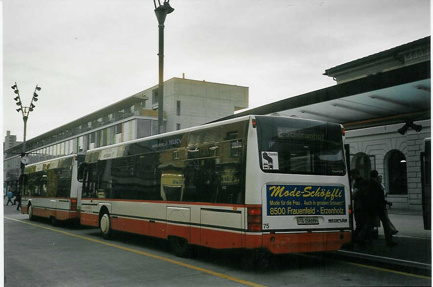 (071'632) - PostAuto Thurgau-Schaffhausen - Nr. 75/TG 158'099 - Neoplan (ex P 23'205) am 4. Oktober 2004 beim Bahnhof Frauenfeld