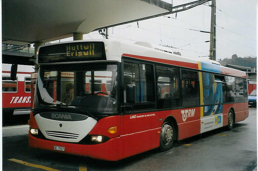 (071'812) - Lanz, Huttwil - BE 75'827 - Scania am 6. Oktober 2004 beim Bahnhof Huttwil