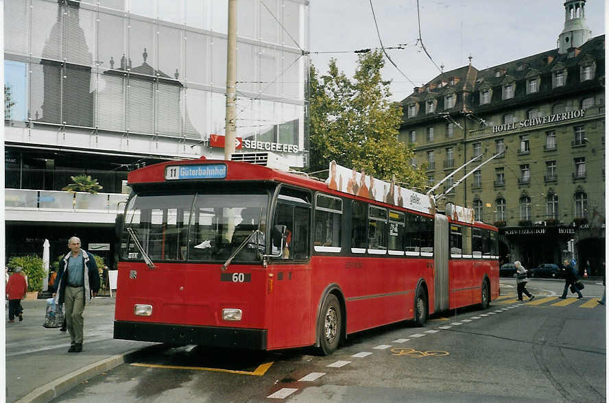 (071'826) - Bernmobil, Bern - Nr. 60 - FBW/Hess Gelenktrolleybus am 8. Oktober 2004 beim Bahnhof Bern