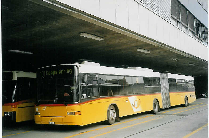 (071'834) - PostAuto Bern-Freiburg-Solothurn - Nr. 614/BE 614'092 - Volvo/Hess (ex P 27'734) am 8. Oktober 2004 in Bern, Postautostation