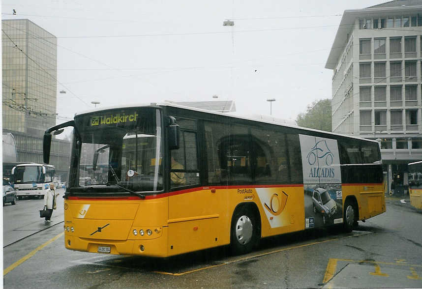 (072'006) - Casutt, Gossau - SG 261'304 - Volvo am 11. Oktober 2004 beim Bahnhof St. Gallen