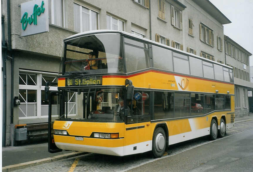 (072'018) - Casutt, Gossau - SG 250'500 - Neoplan am 11. Oktober 2004 beim Bahnhof Herisau