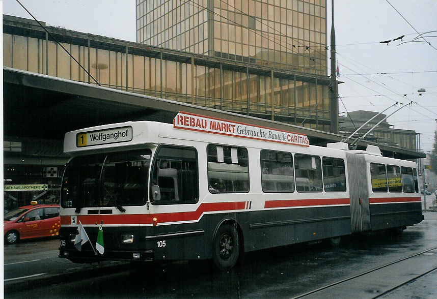 (072'035) - VBSG St. Gallen - Nr. 105 - Saurer/Hess Gelenktrolleybus am 11. Oktober 2004 beim Bahnhof St. Gallen