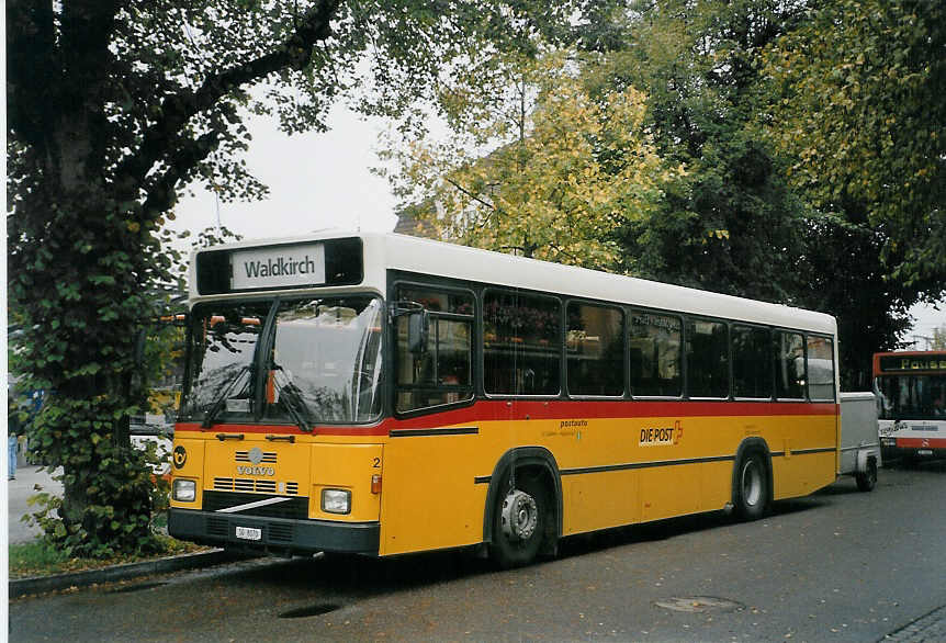 (072'102) - Casutt, Gossau - Nr. 2/SG 8070 - Volvo/Lauber am 11. Oktober 2004 beim Bahnhof Gossau