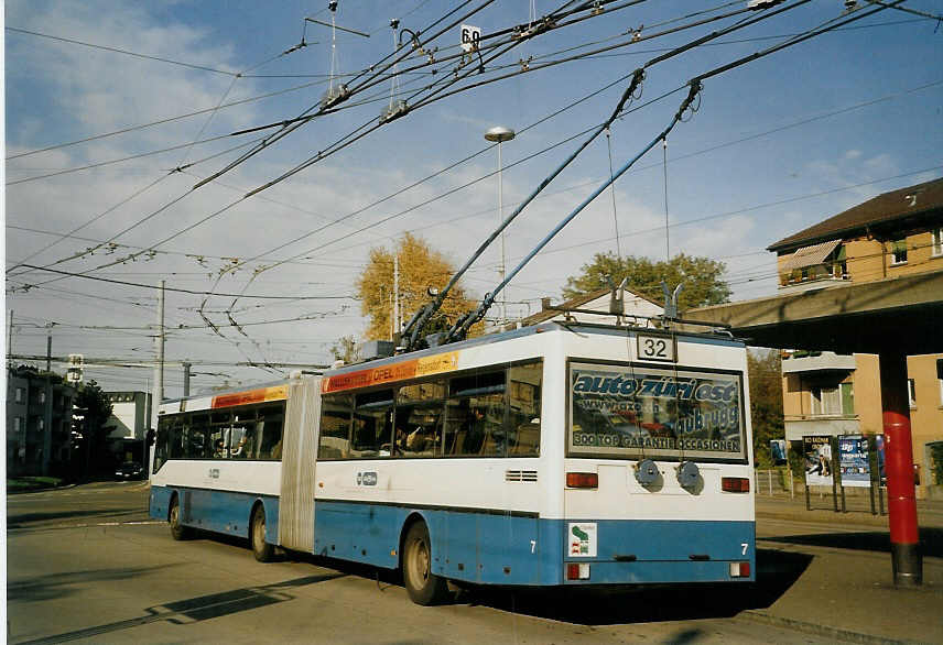 (072'235) - VBZ Zrich - Nr. 7 - Mercedes Gelenktrolleybus am 23. Oktober 2004 in Zrich, Bucheggplatz