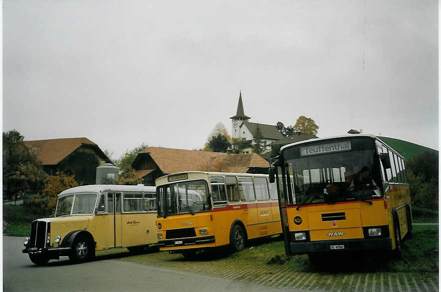 (072'402) - Burri, Teuffenthal - BE 26'725 - Saurer/R&J + BE 336'192 - FBW/R&J + BE 60'582 - NAW/R&J am 31. Oktober 2004 in Buchen, Schulhaus