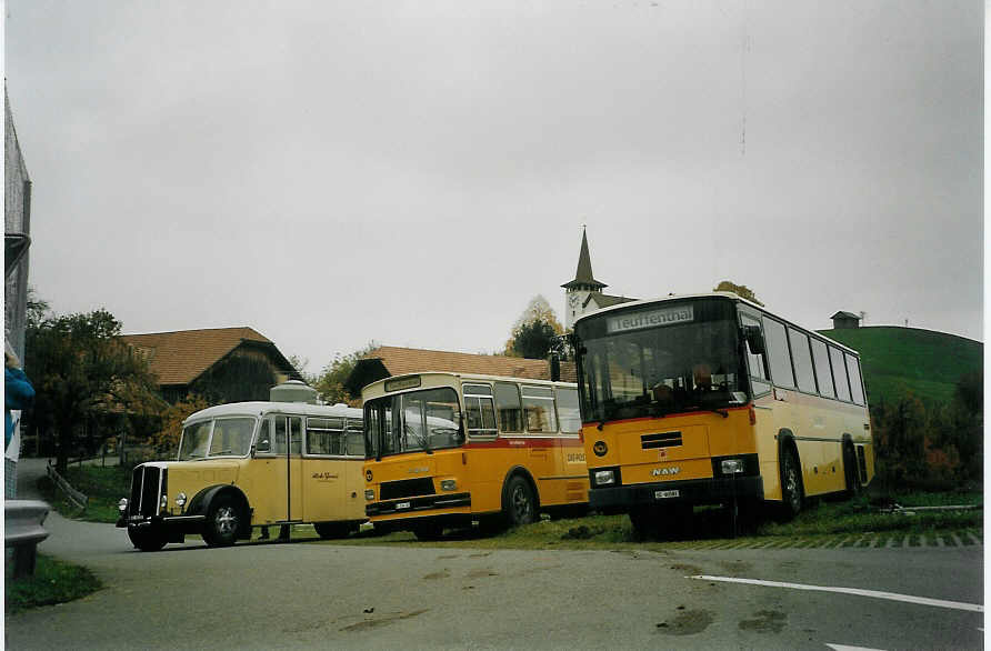 (072'404) - Burri, Teuffenthal - BE 26'725 - Saurer/R&J + BE 336'192 - FBW/R&J + BE 60'582 - NAW/R&J am 31. Oktober 2004 in Buchen, Schulhaus