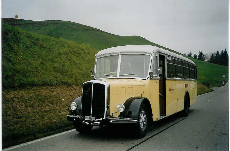 (072'422) - Burri, Teuffenthal - BE 656 U - Saurer/R&J am 31. Oktober 2004 in Buchen, Schulhaus