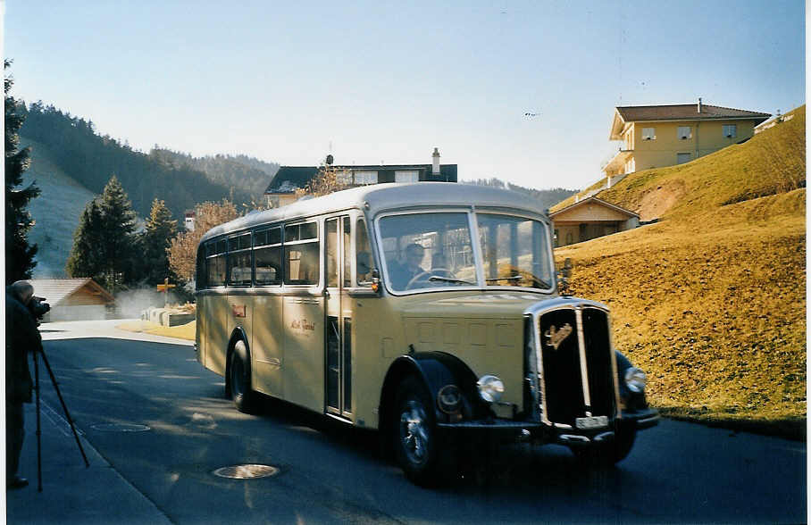 (073'028) - Burri, Teuffenthal - BE 178 U - Saurer/R&J am 12. Dezember 2004 in Teuffenthal, Garage