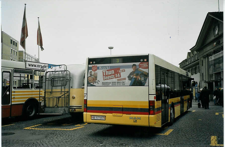 (073'131) - STI Thun - Nr. 97/BE 577'097 - MAN am 12. Dezember 2004 beim Bahnhof Thun