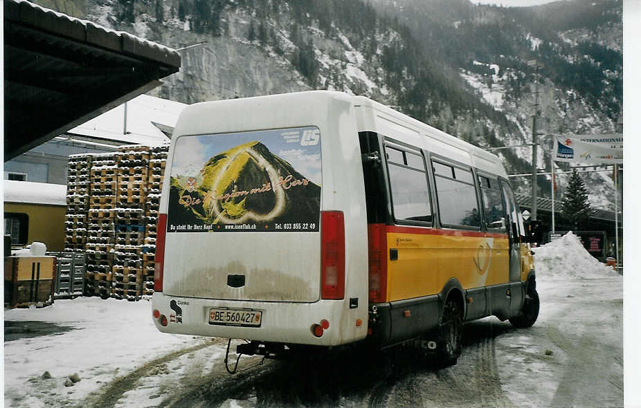 (073'307) - Schmocker, Stechelberg - Nr. 5/BE 560'427 - Iveco am 18. Dezember 2004 beim Bahnhof Lauterbrunnen