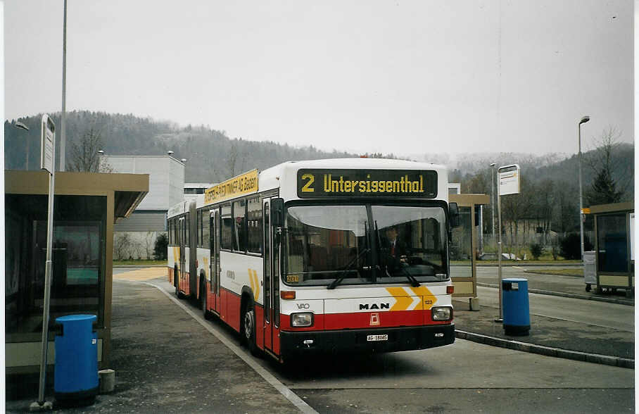 (073'415) - RVBW Wettingen - Nr. 123/AG 18'085 - MAN/R&J am 28. Dezember 2004 in Spreitenbach, Shopping Center