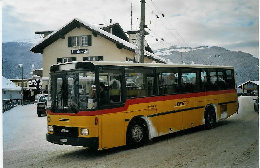 (073'436) - AVG Meiringen - Nr. 64/BE 401'364 - NAW/Hess (ex P 24'449) am 29. Dezember 2004 beim Bahnhof Grindelwald