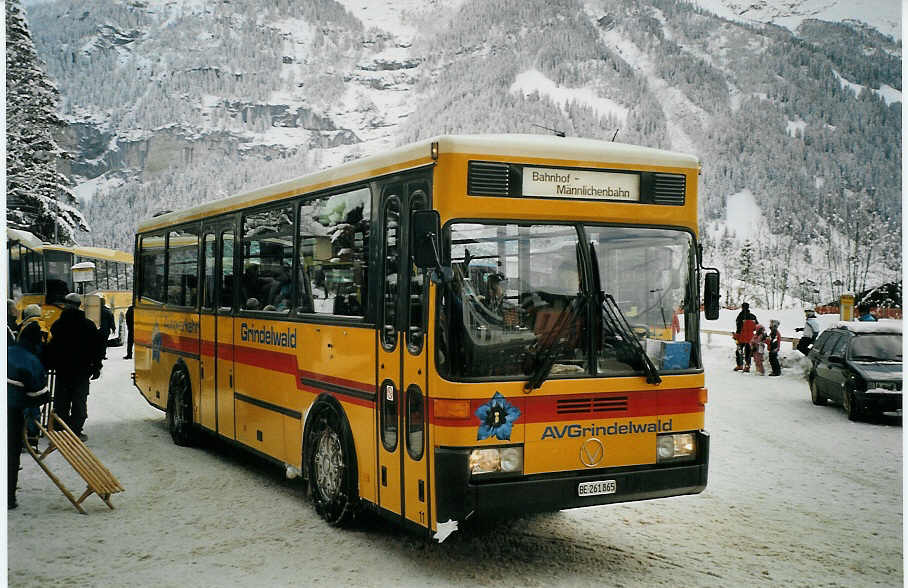 (073'501) - AVG Grindelwald - Nr. 11/BE 261'865 - Vetter am 29. Dezember 2004 beim Bahnhof Grindelwald