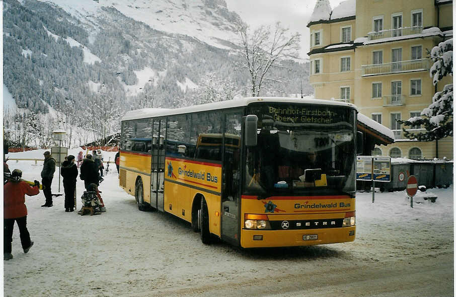 (073'503) - AVG Grindelwald - Nr. 16/BE 28'821 - Setra am 29. Dezember 2004 beim Bahnhof Grindelwald