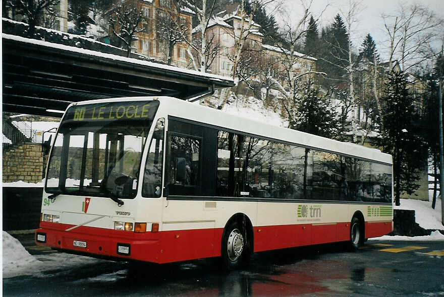 (073'511) - VR La Chaux-de-Fonds - Nr. 94/NE 98'894 - Volvo/Berkhof am 1. Januar 2005 beim Bahnhof Le Locle