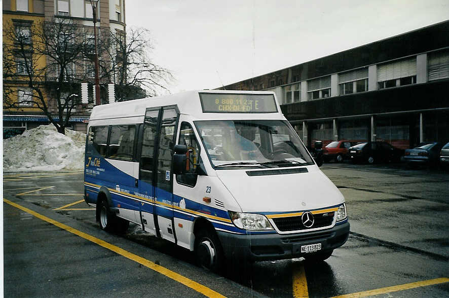 (073'512) - MobiCit, La Chaux-de-Fonds - Nr. 23/NE 113'823 - Mercedes am 1. Januar 2005 beim Bahnhof La Chaux-de-Fonds