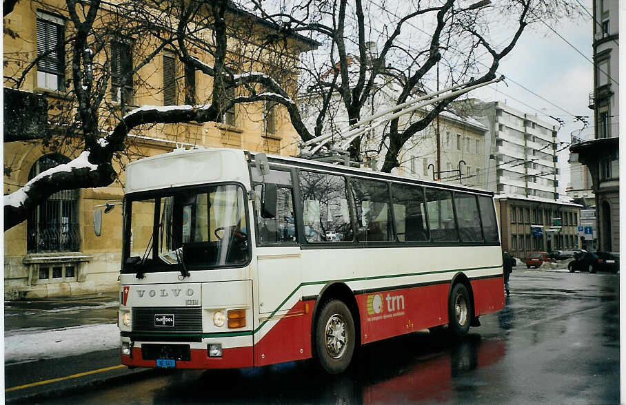 (073'525) - TC La Chaux-de-Fonds - Nr. 3/NE 543 - Volvo/Van Hool Enteiser (ex VR La Chaux-de-Fonds Nr. 41) am 1. Januar 2005 beim Bahnhof La Chaux-de-Fonds