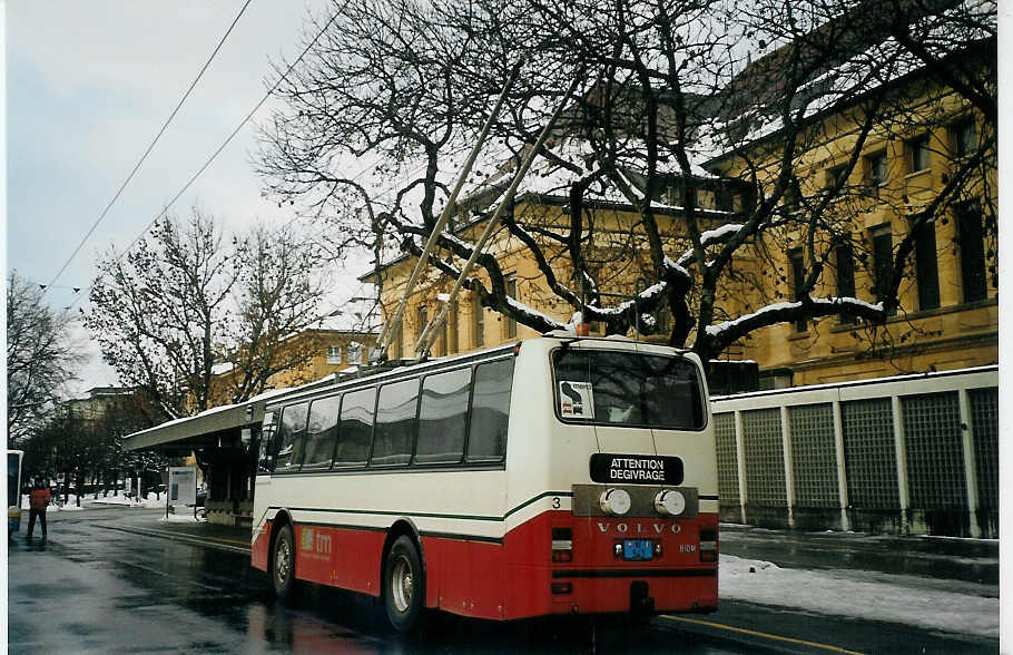 (073'526) - TC La Chaux-de-Fonds - Nr. 3/NE 543 - Volvo/Van Hool Enteiser (ex VR La Chaux-de-Fonds Nr. 41) am 1. Januar 2005 beim Bahnhof La Chaux-de-Fonds