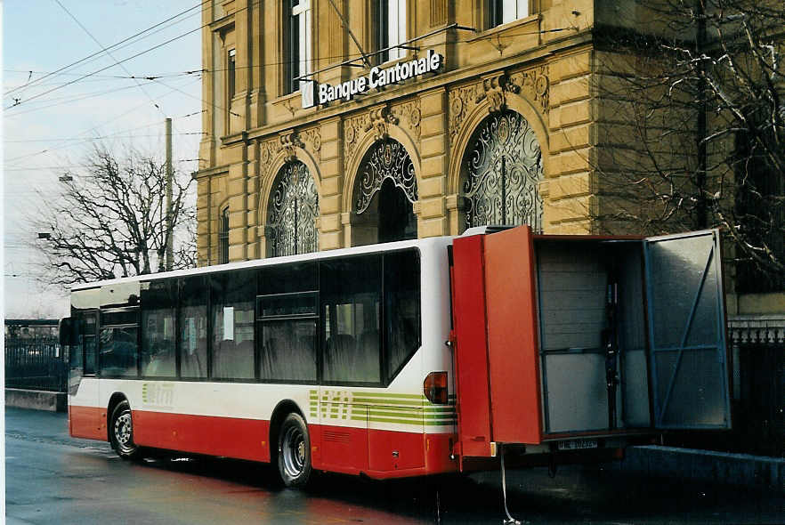 (073'534) - VR La Chaux-de-Fonds - Nr. 232/NE 20'232 - Mercedes am 1. Januar 2005 in Neuchtel, Place Pury