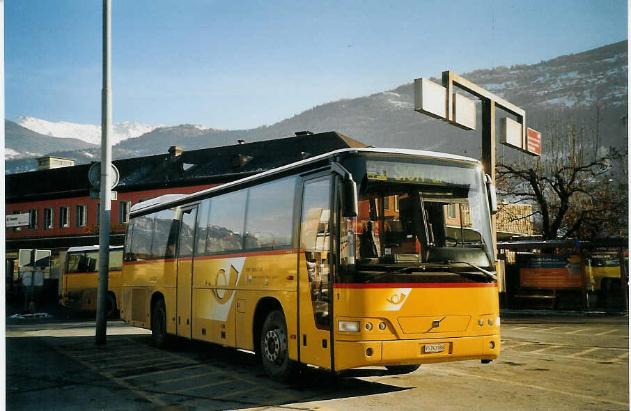 (073'617) - CarPostal Valais romand-Haut-Lman - Nr. 1/VS 243'988 - Volvo (ex P 25'114) am 1. Januar 2005 beim Bahnhof Sion