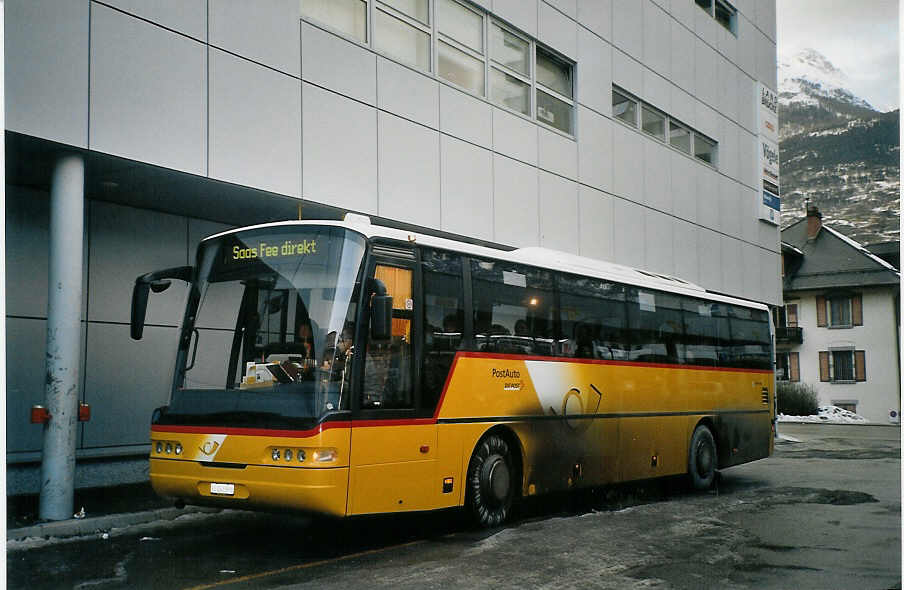 (073'628) - PostAuto Oberwallis - VS 243'896 - Neoplan (ex P 25'172) am 1. Januar 2005 in Visp, Postautostation