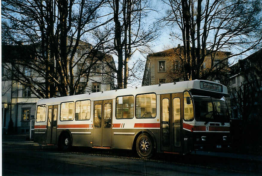 (073'805) - VBSG St. Gallen - Nr. 217/SG 141'217 - Saurer/Hess am 8. Januar 2005 beim Bahnhof St. Gallen