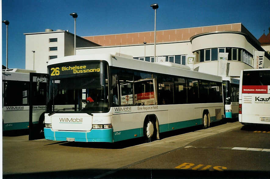 (073'903) - WilMobil, Wil - Nr. 252/TG 108'831 - Volvo/Hess (ex BOS Wil Nr. 23) am 8. Januar 2005 beim Bahnhof Wil