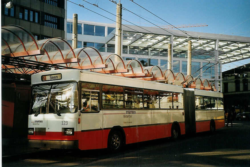 (073'919) - SW Winterthur - Nr. 123 - Saurer/FHS Gelenktrolleybus am 8. Januar 2005 beim Hauptbahnhof Winterthur