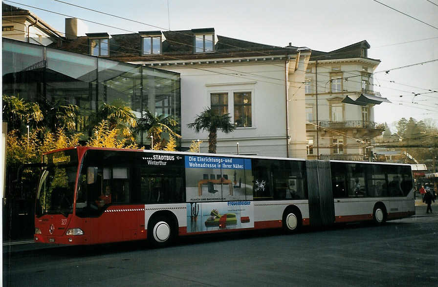 (073'925) - SW Winterthur - Nr. 327/ZH 489'327 - Mercedes am 8. Januar 2005 beim Hauptbahnhof Winterthur