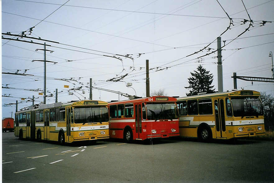 (074'222) - TN Neuchtel - Nr. 155 (ex Nr. 55) + Nr. 154 (ex Nr. 54) + Nr. 151 (ex Nr. 51) - FBW/Hess Gelenktrolleybusse am 16. Januar 2005 in Marin, Dpt