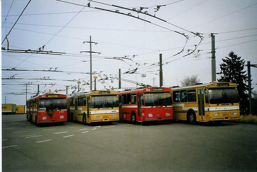 (074'229) - TN Neuchtel - Nr. 160 (ex Nr. 60) + Nr. 155 (ex Nr. 55) + Nr. 154 (ex Nr. 54) + Nr. 151 (ex Nr. 51) - FBW/Hess Gelenktrolleybusse am 16. Januar 2005 in Marin, Dpt