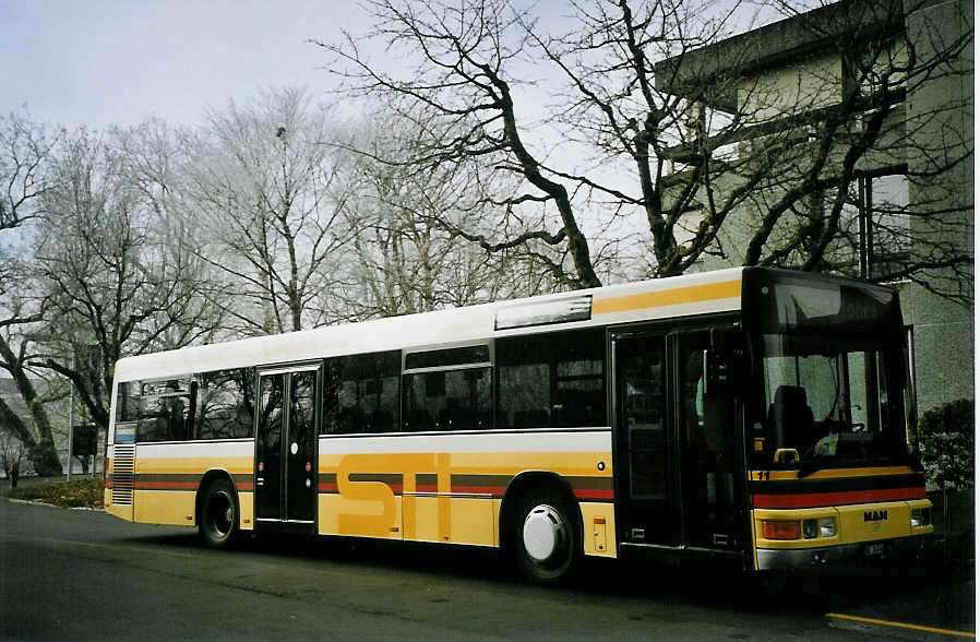 (074'301) - STI Thun - Nr. 11/BE 26'748 - MAN (ex TSG Blumenstein Nr. 2) am 17. Januar 2005 in Thun, Garage