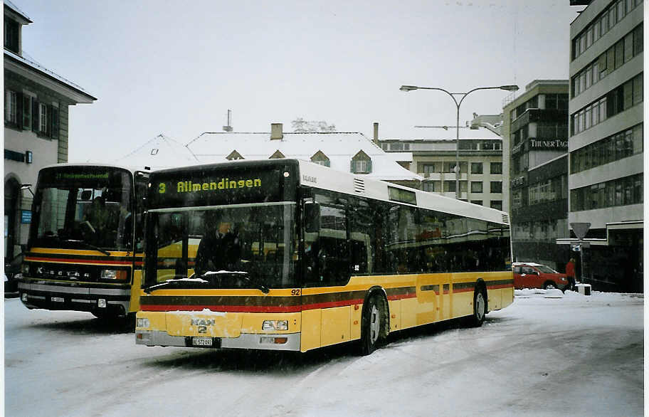 (074'303) - STI Thun - Nr. 92/BE 572'092 - MAN am 23. Januar 2005 beim Bahnhof Thun