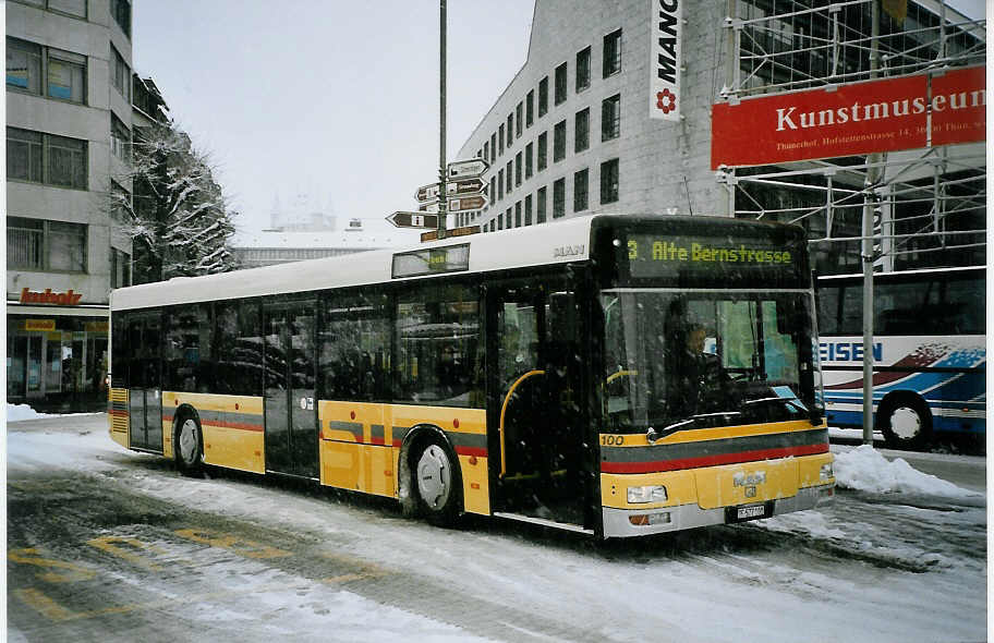 (074'305) - STI Thun - Nr. 100/BE 577'100 - MAN am 23. Januar 2005 beim Bahnhof Thun