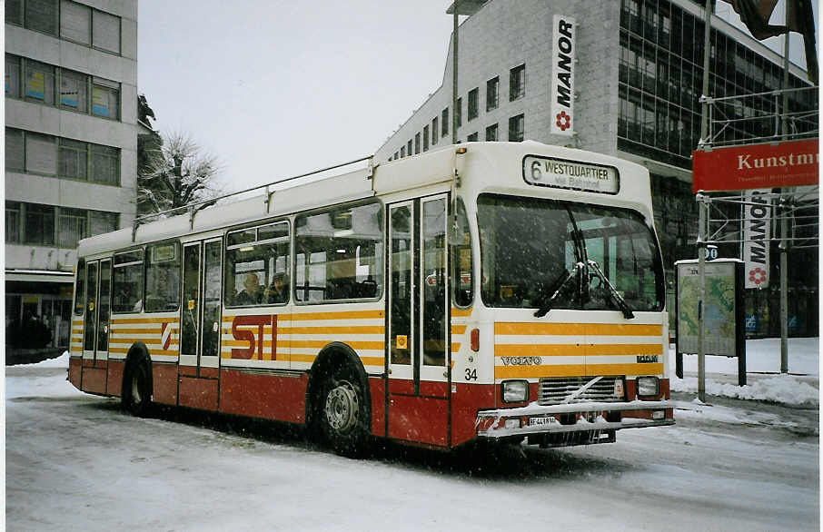 (074'309) - STI Thun - Nr. 34/BE 443'834 - Volvo/R&J (ex SAT Thun Nr. 34) am 23. Januar 2005 beim Bahnhof Thun