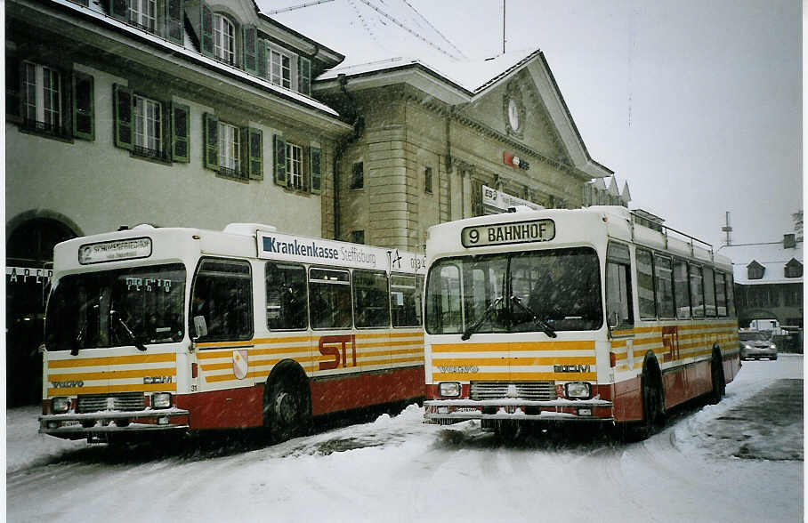 (074'310) - STI Thun - Nr. 31/BE 419'031 + Nr. 30/BE 419'030 - Volvo/R&J (ex SAT Thun Nr. 31 + 30) am 23. Januar 2005 beim Bahnhof Thun