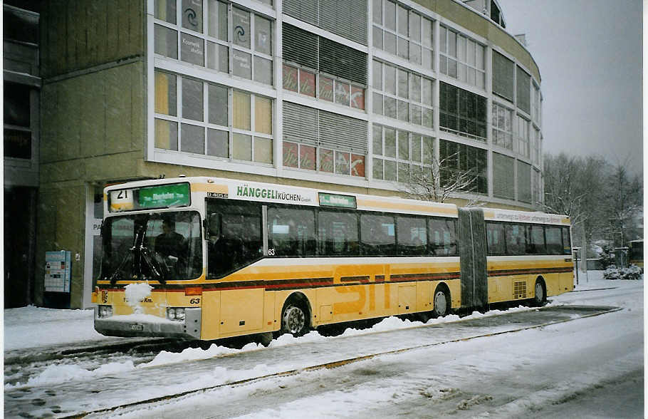 (074'313) - STI Thun - Nr. 63/BE 433'663 - Mercedes am 23. Januar 2005 beim Bahnhof Thun