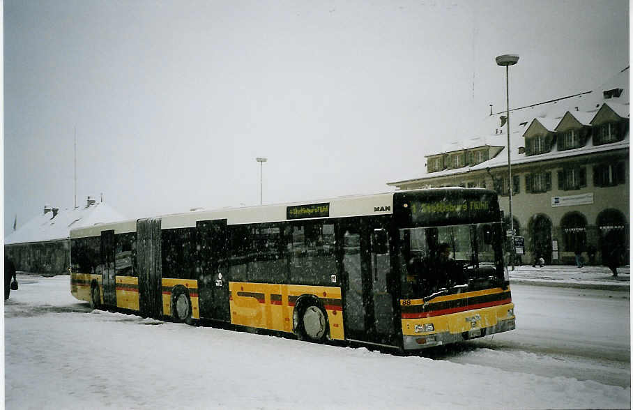 (074'314) - STI Thun - Nr. 88/BE 572'088 - MAN am 23. Januar 2005 beim Bahnhof Thun