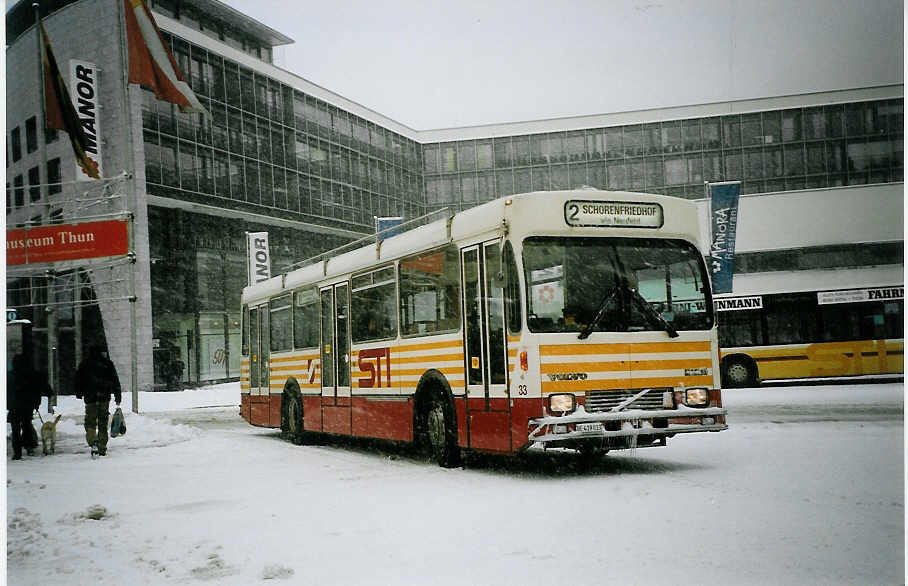 (074'316) - STI Thun - Nr. 33/BE 419'033 - Volvo/R&J (ex SAT Thun Nr. 33) am 23. Januar 2005 beim Bahnhof Thun