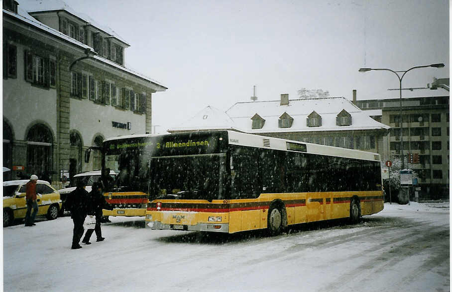 (074'322) - STI Thun - Nr. 93/BE 572'093 - MAN am 23. Januar 2005 beim Bahnhof Thun