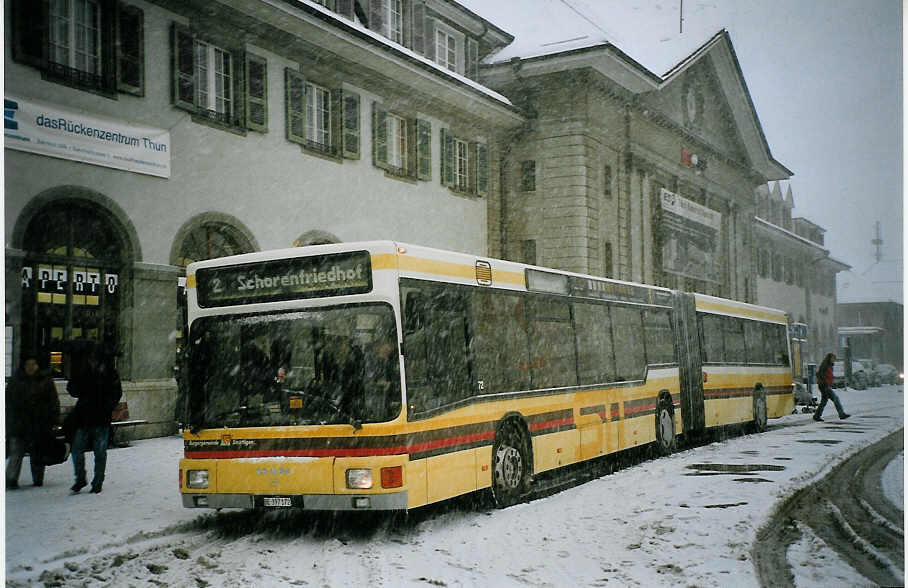 (074'328) - STI Thun - Nr. 72/BE 397'172 - MAN am 24. Januar 2005 beim Bahnhof Thun