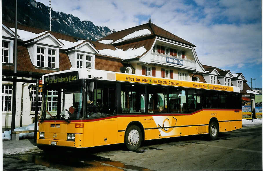 (074'413) - PostAuto Berner Oberland - BE 614'045 - Mercedes (ex P 25'517) am 6. Februar 2005 beim Bahnhof Interlaken Ost